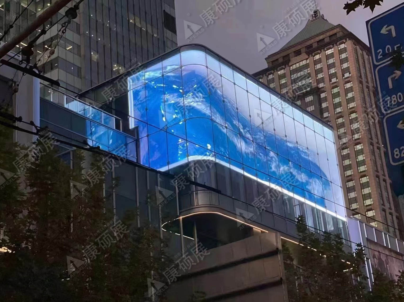 上海中信泰富廣場裸眼3D透明屏